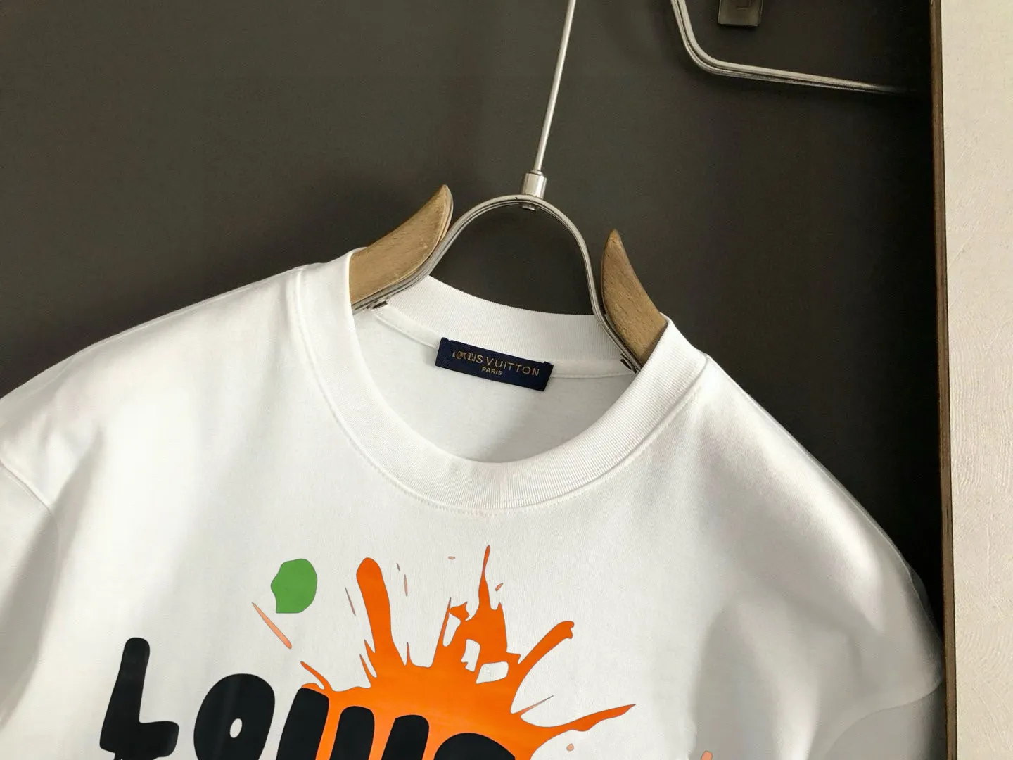 🅿️180 LV2025SS latest round neck fashionable short-sleeved T-shirt for spring and summer, synchronized with the official website, pure cotton fabric at the counter! Comfortable against the skin, durable and easy to wear, classic and simple logo design, meticulous original craftsmanship, a must-have item for handsome men, size S-XXL